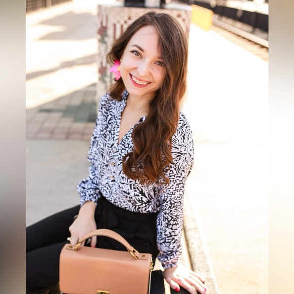 Lilly Pulitzer Elsa Silk Top Onyx Home slice size M
White Black - Picture 3 of 13